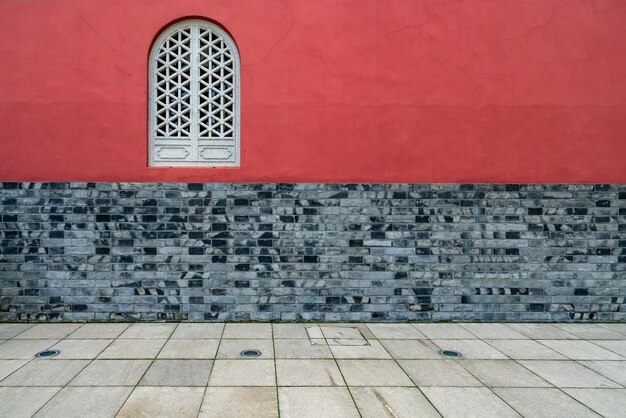 Les murs et fenêtres rouges du temple