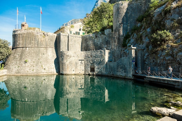 Murs de la forteresse autour de la vieille ville de Kotor Monténégro