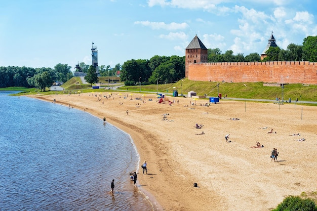 Murs de fortification du Kremlin et plage de sable de la rivière Volkhov à Veliky Novgorod, Russie