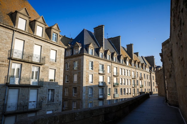 Murs fortifiés et ville de SaintMalo Bretagne France