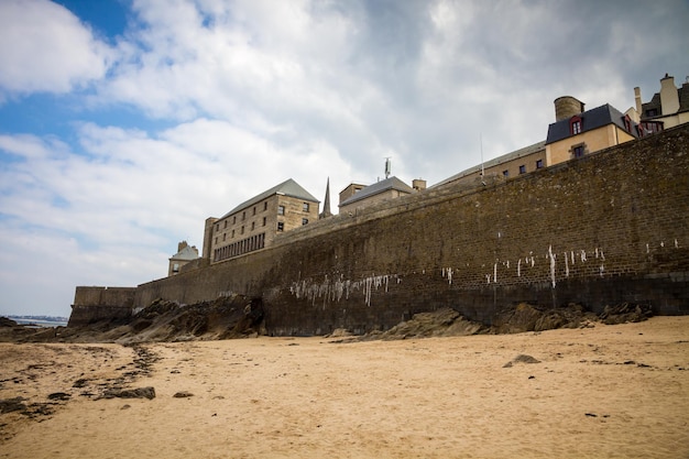 Murs fortifiés et ville de SaintMalo Bretagne France