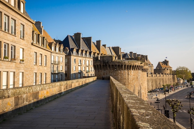 Murs fortifiés et ville de SaintMalo Bretagne France