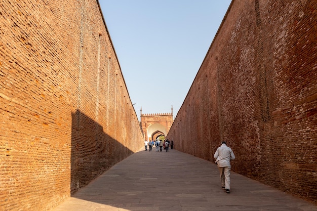 Murs de grès rouge dans le fort d'Agra Inde