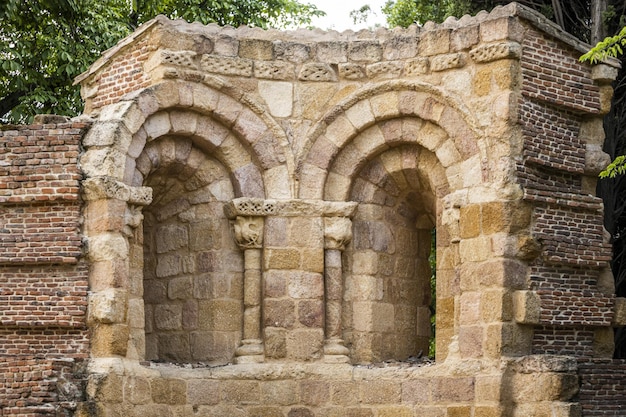 Murs intérieurs d'une église de style roman espagnol