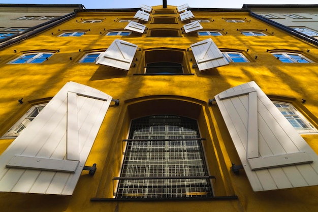 Murs jaunes et fenêtres bleues