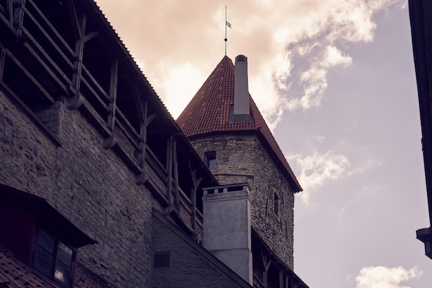 Murs et toits de vieilles maisons médiévales de la vieille ville de Tallinn Estonie