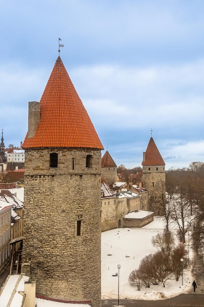 Photo murs de la vieille ville de tallinn avec tours médiévales estonie