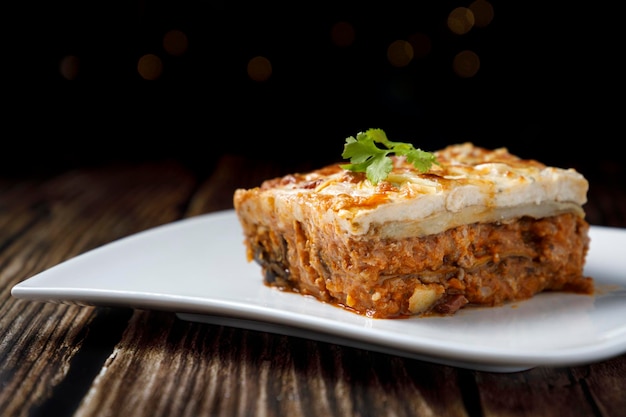 Musaka. Lasagne aux légumes avec aubergine, pomme de terre et sauce