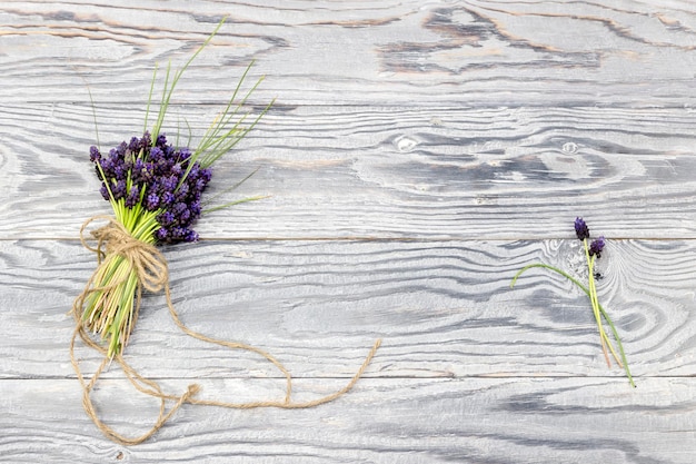 Le muscari sur un fond en bois