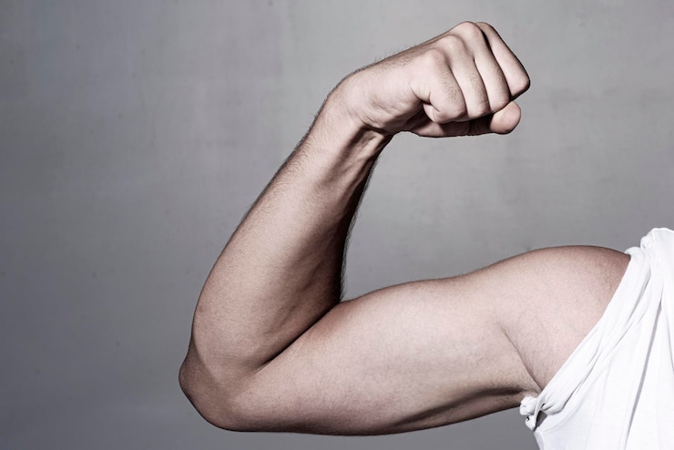 Photo muscle biceps homme faible flexion musculaire construit des muscles homme montre biceps homme se prépare à l'entraînement concept de sport et de santé sport et entraînement