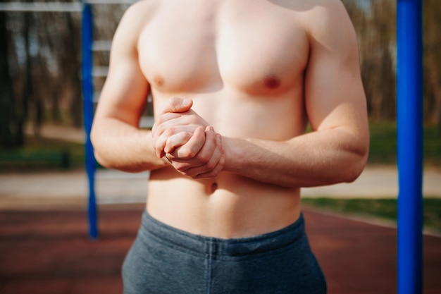 Le muscle et la peau d'un torse athlétique masculin et d'abs définis présentent un athlète masculin musclé avec une définition