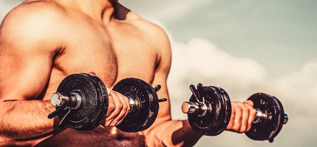 Muscles avec haltère. Homme s'entraînant avec des haltères. Haltère. Des gars musclés de bodybuilder, des exercices avec des haltères.