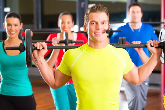 musculation dans le gymnase avec des haltères