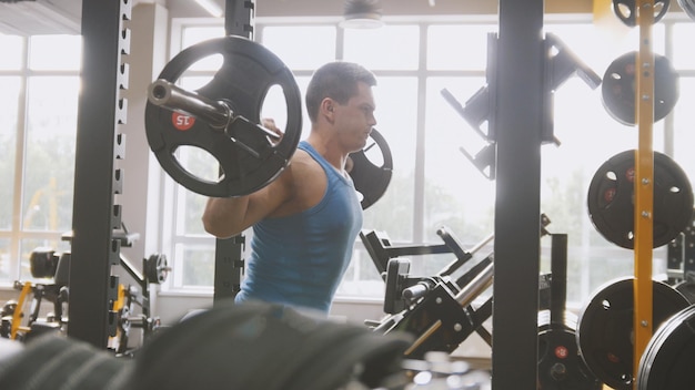 Musculation Dans La Salle De Gym Jeune Homme Sportif Musclé Exécute Des Exercices