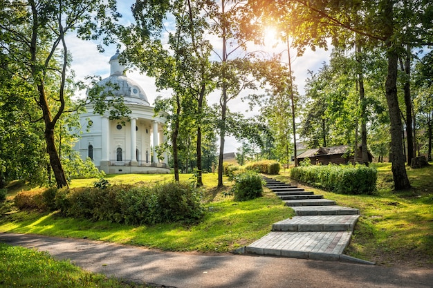 Photo musée des cloches de la ville de valdai au milieu des rayons du soleil dans un parc verdoyant