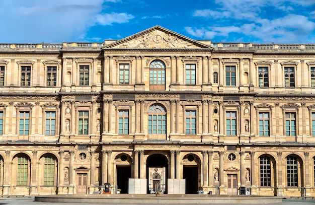 Le musée du louvre une attraction touristique majeure à paris france