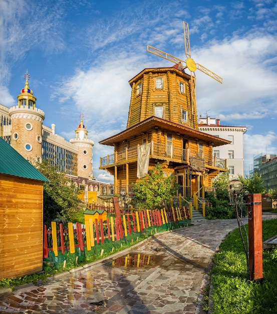 Musée du moulin dans un village autochtone en bois à Kazan