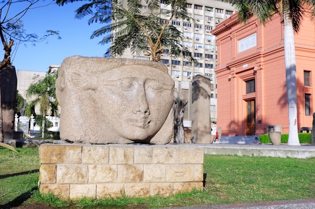 Musée d'égyptologie et d'antiquités du Caire. Expositions devant le musée.