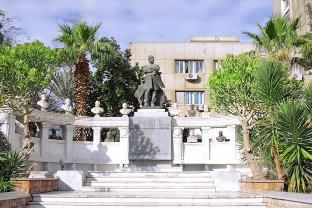 Musée d'égyptologie et d'antiquités du Caire. Expositions devant le musée.