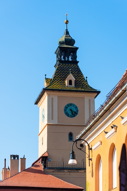 Musée d'Histoire près de vieilles maisons à Brasov