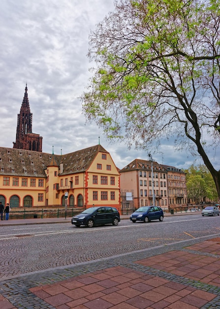 Musée historique et cathédrale Notre-Dame au bord de l'Ill et du Pont du Corbeau dans la vieille ville de Strasbourg, région du Grand Est en France. Les gens en arrière-plan