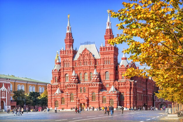 Musée historique sur la Place Rouge à Moscou par une journée ensoleillée d'automne