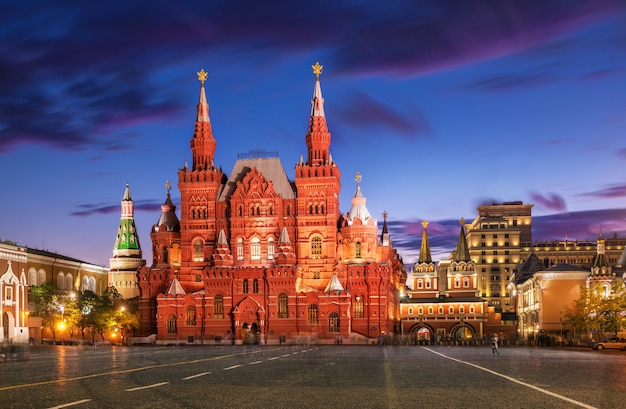 Musée historique de la Place Rouge à Moscou sous le ciel bleu