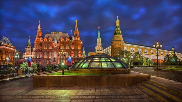 Musée historique et tours du Kremlin sur la place Manezhnaya à Moscou à la lumière du matin