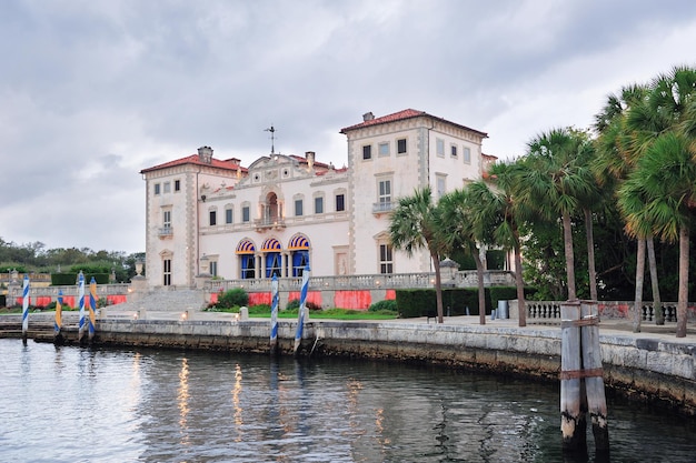 Musée de Miami Vizcaya au bord de l'eau