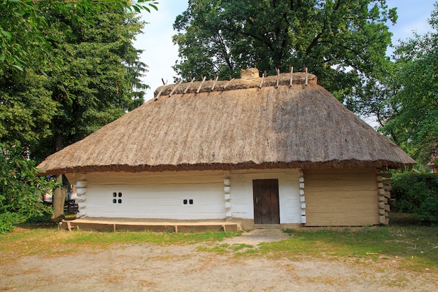 Musée de village ukrainien traditionnel dans le village de Morintsy un jour d&#39;été.