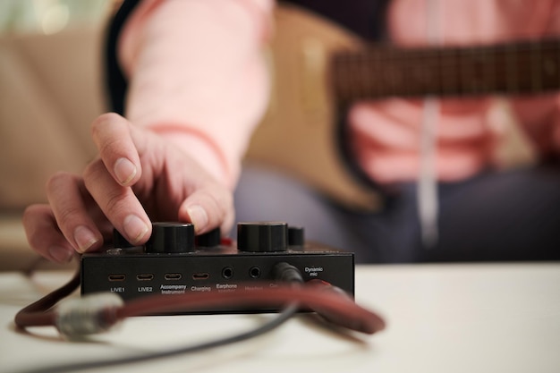 Musicien à l'aide d'un amplificateur