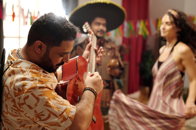 Musicien barbu jouant de la guitare