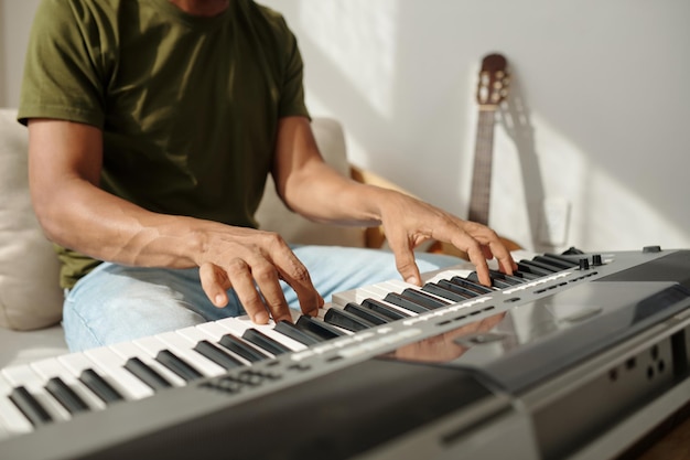 Musicien créant une nouvelle chanson