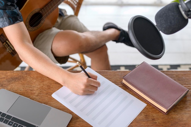 Un musicien écrit une chanson dans un home studio