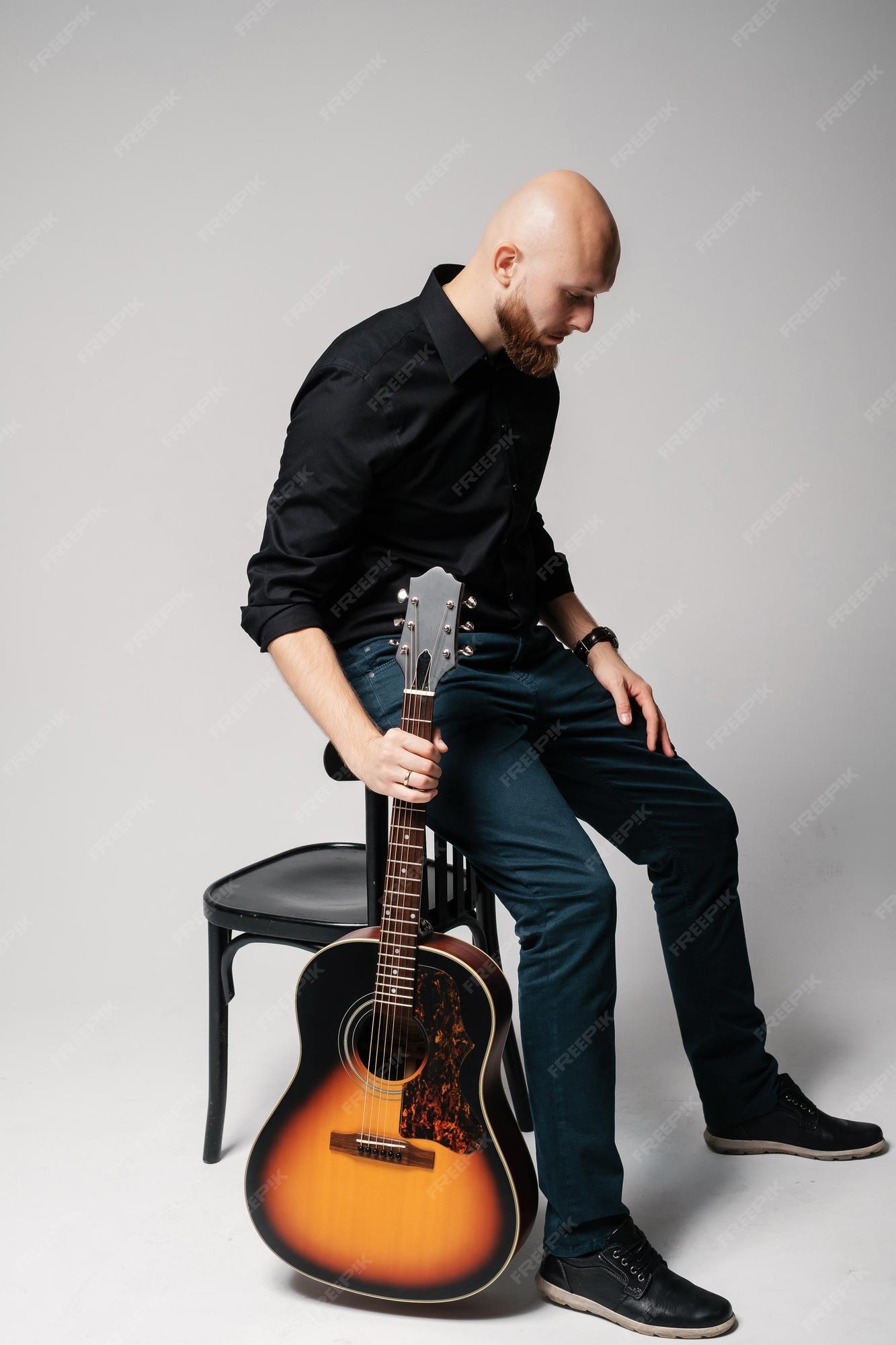 Musicien Avec Guitare Acoustique Assis Sur Une Chaise