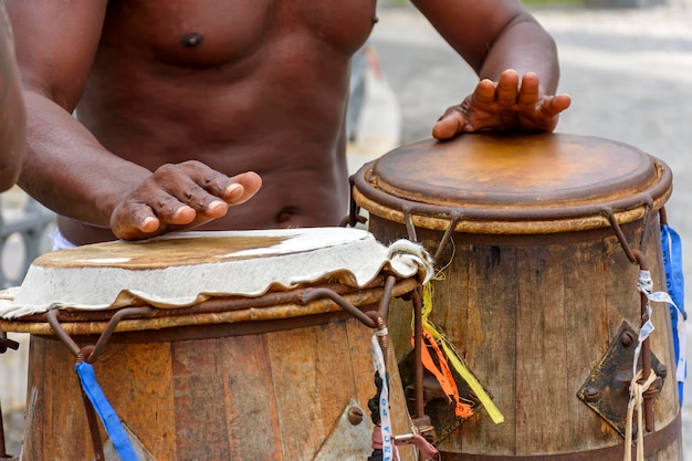 Musicien jouant de l'atabaque