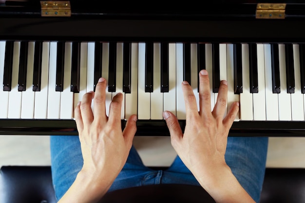 Musicien jouant du piano lors d'un concert