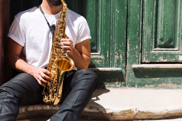 Photo musicien jouant du saxo dans la rue