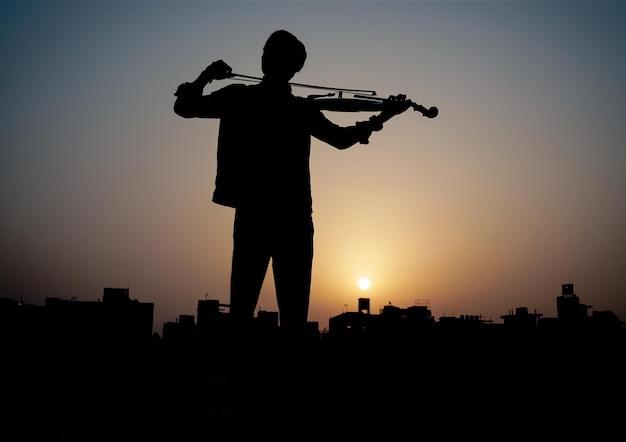 Musicien jouant du violon. Concept de musique et de tonalité musicale. images de silhouette d'homme musicien