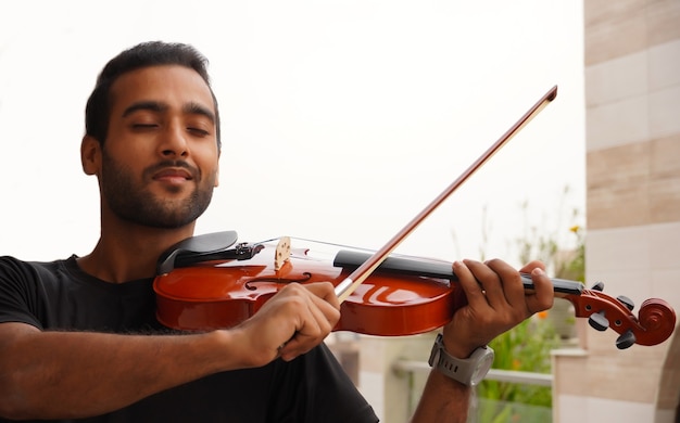 Musicien jouant du violon. Concept de musique et de tonalité musicale.