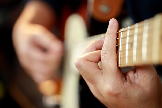 Un musicien jouant de la guitare électrique lors du concert.