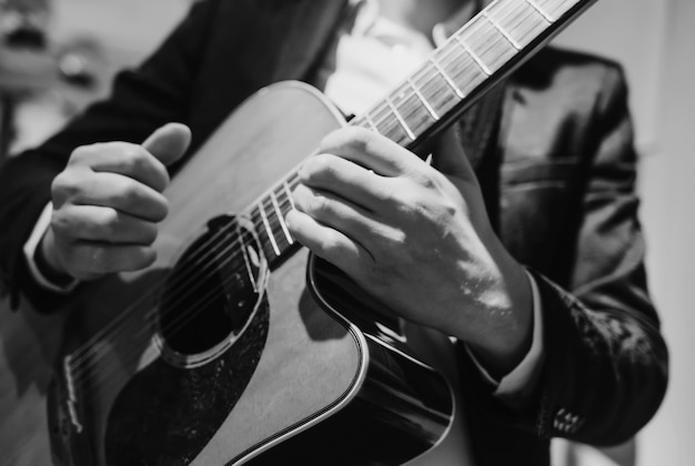 Musicien jouant de la guitare