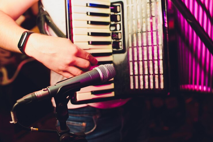 Photo le musicien joue du microphone accordéon en gros plan