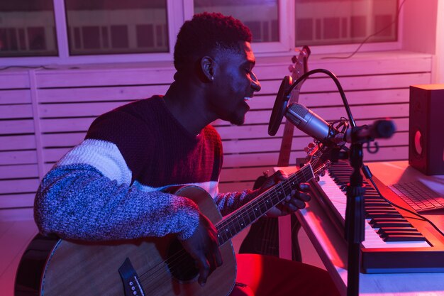 Musicien professionnel afro-américain, enregistrement de la guitare en studio numérique à la maison, production musicale