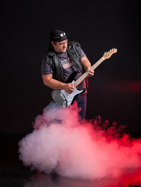 Le musicien de rock de la vieille école joue de la guitare