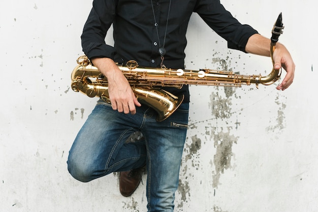 Un musicien avec son saxophone