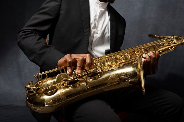 Photo musicien tenant le saxophone à l'intérieur