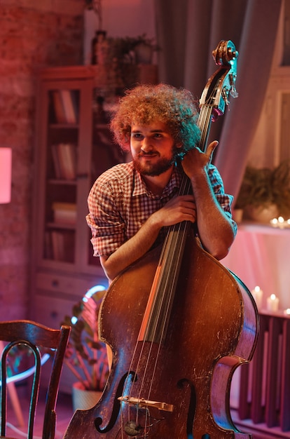 Musicien avec viole lors d'une fête