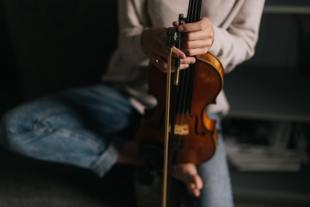 La musicienne pose avec un instrument de musique