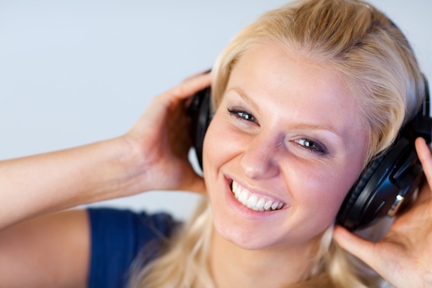 Musique écoute femme heureuse avec un casque